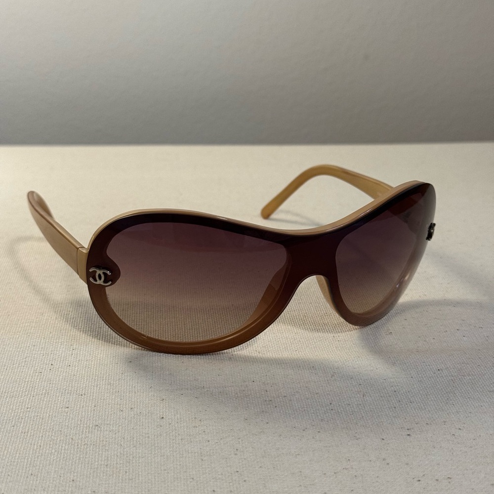 CHANEL Sunglasses with Gradient Lenses